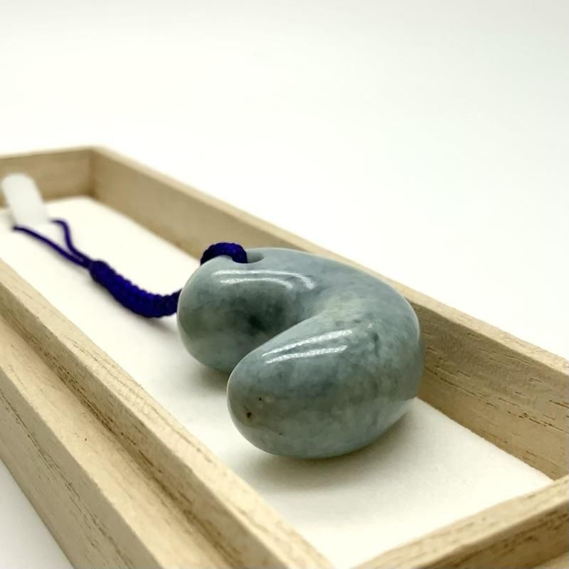 糸魚川翡翠(青翡翠)入りコン沢産 勾玉 巴型 】 青翡翠 国産 糸魚川翡翠(青翡翠)入りコン沢産 勾玉 巴型 】 青翡翠 国産