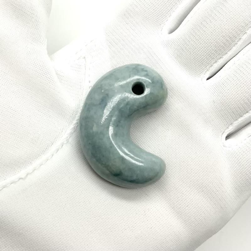 糸魚川翡翠(青翡翠)入りコン沢産 勾玉 巴型 】 青翡翠 国産 糸魚川翡翠(青翡翠)入りコン沢産 勾玉 巴型 】 青翡翠 国産