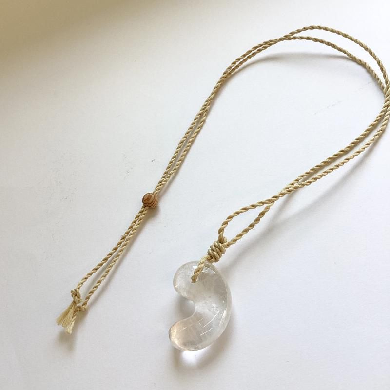 天然水晶 勾玉 大麻紐ペンダント 】 クォーツ quartz 天然石
