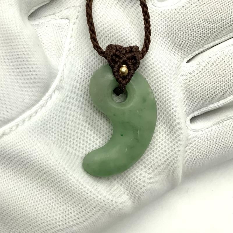 糸魚川翡翠 勾玉 マクラメ編みペンダント 】 国産 天然石 糸魚川翡翠