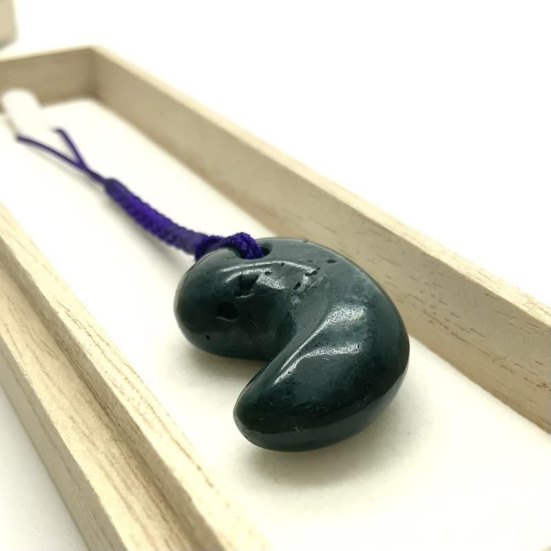 碧玉 勾玉(大) A 巴形 】 出雲石 国産 花仙山 青めのう 緑 まがたま