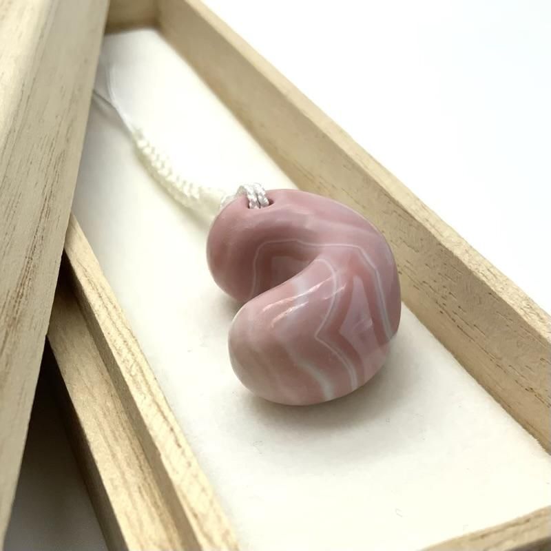 めのう(ピンクアゲート) 勾玉 端材付き 】 瑪瑙 メノウ agate アゲート