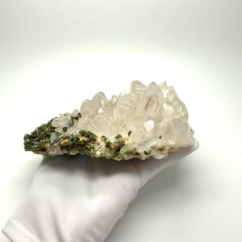 【 グリーンエピドート/水晶クラスター 】 緑簾石 epidote 緑色 ピスタサイト cluster 原石 パワーストーン - めのうの店川島【公式通販】創業明治10年/勾玉や出雲石/碧玉/隠岐の黒曜石/糸魚川翡翠