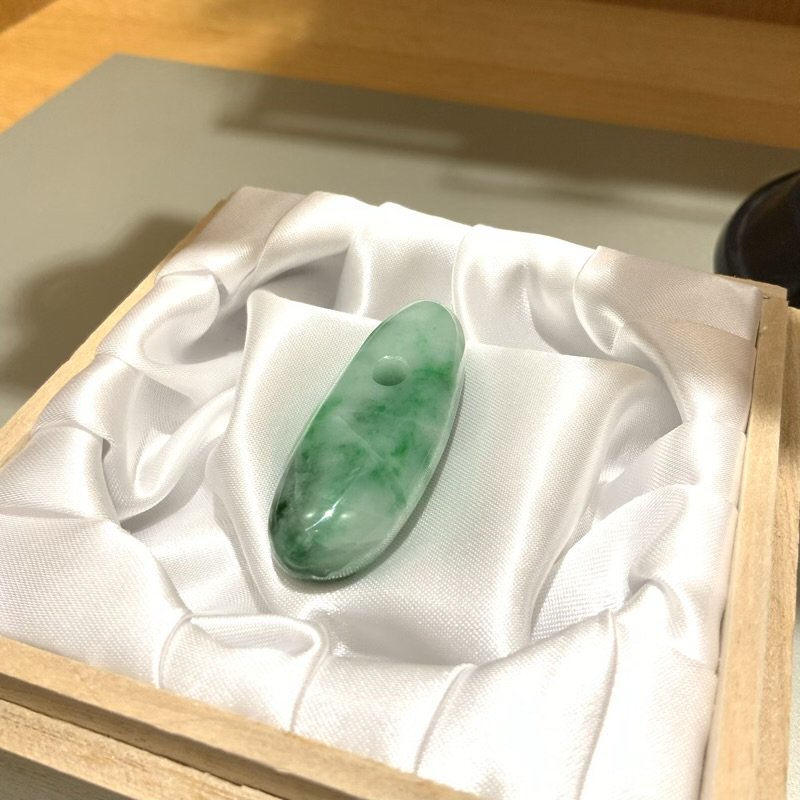 糸魚川翡翠(横川産) 大珠 】 国産 天然石 糸魚川産翡翠 ひすい ヒスイ Jade カワセミ 限定品 稀少 レア パワーストーン たいしゅ -  めのうの店川島【公式通販】創業明治10年/勾玉や出雲石/碧玉/隠岐の黒曜石/糸魚川翡翠