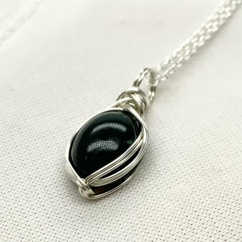 ◆碧玉　土台付き　状態A 碧玉原石 紙垂・台付き 龍 】 出雲石 国産 花仙山 青めのう 緑