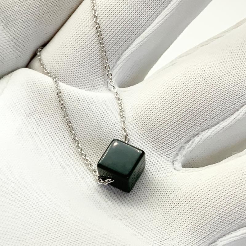 出雲石/碧玉キューブ(6mm) ペンダント SV925ピンチェーン 】 - めのう