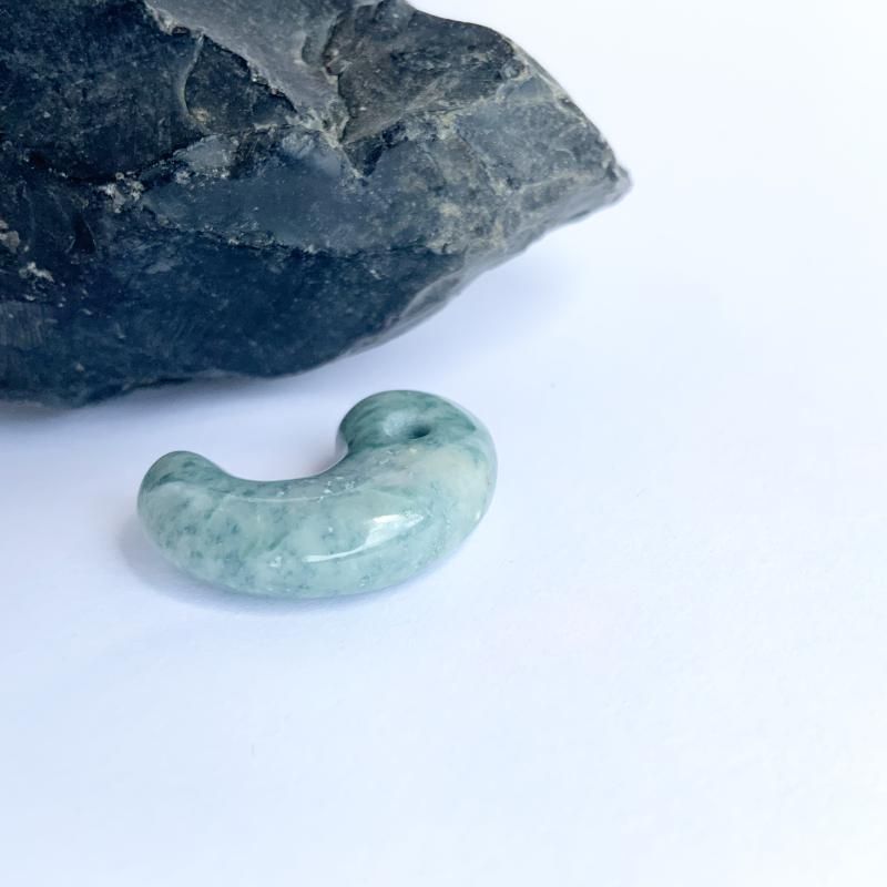 糸魚川産　軟玉　国産鉱物　天然未加工　ハート形　自然の美 糸魚川産 軟玉 国産鉱物 天然未加工 ハート形 自然の美