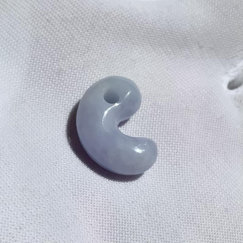 糸魚川ラベンダー翡翠 (青海産) 勾玉 巴型 】 国産 天然石