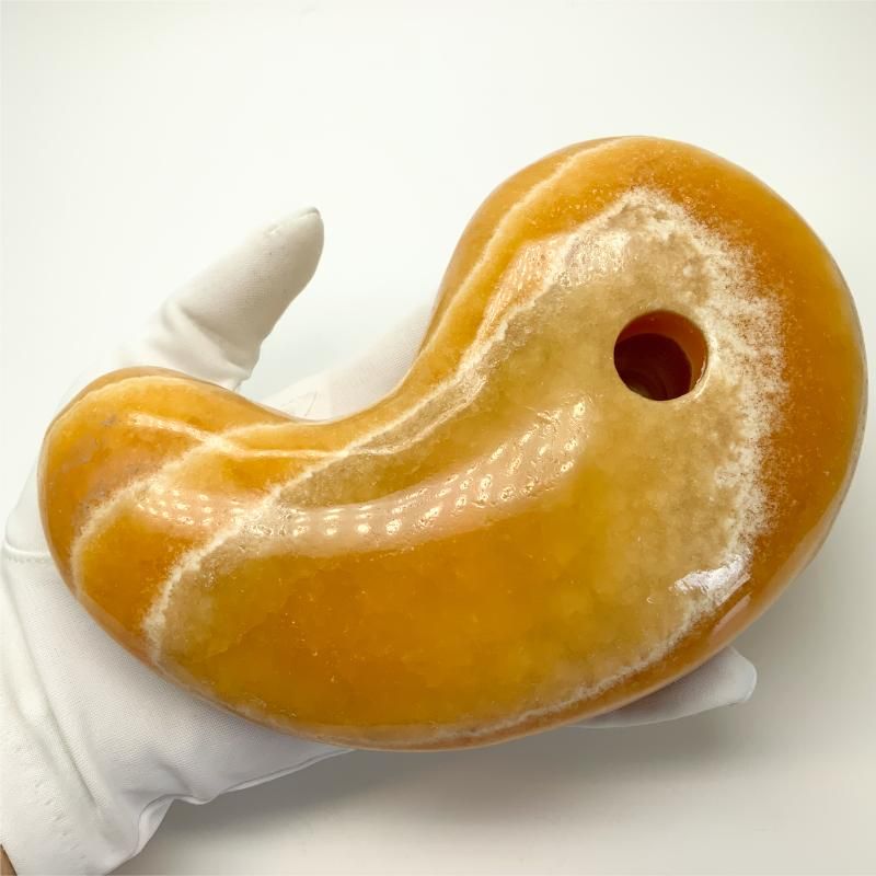 アラゴナイト 勾玉 置物 台付き 】 まがたま aragonite あられ石 アラゴナイト 勾玉 置物 台付き 】 まがたま aragonite あられ石