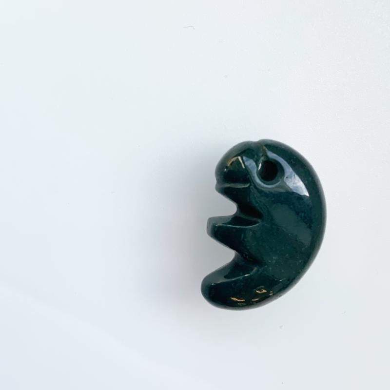 出雲石　勾玉　獣型　鬣型　碧玉　ブラッドストーン 出雲石／碧玉 勾玉 大 AA 獣型 】 | めのうの店川島【公式通販