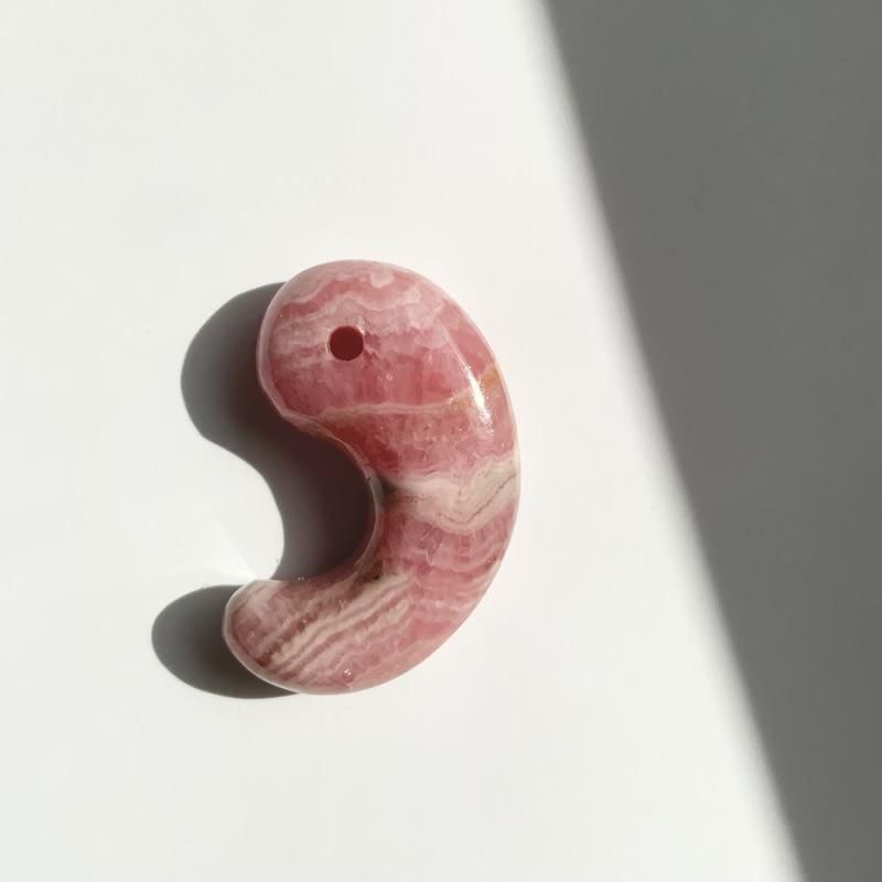 インカローズ 勾玉 】 ロードクロサイト 天然石 自然石 融合石