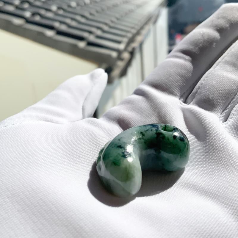 糸魚川翡翠 勾玉 獣型 】 国産 天然石 糸魚川産翡翠 ひすい ヒスイ