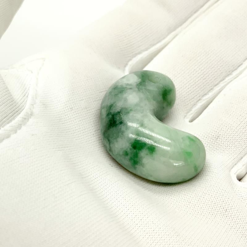 糸魚川本翡翠 青海産 勾玉 大粒 自然の息吹 濃薄グリーン N463