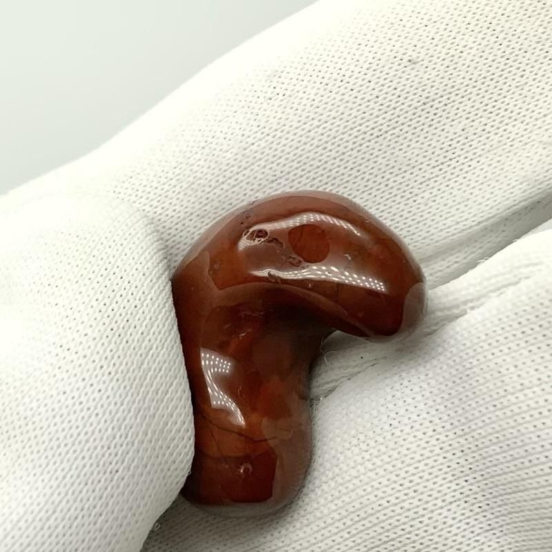 赤石(北海道産) 勾玉 】 あかいし 国産 まがたま 限定 天然石