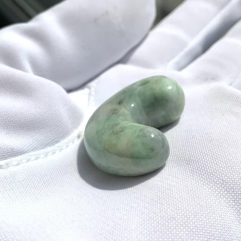 糸魚川翡翠　勾玉　金山谷産　陽春作 糸魚川翡翠(金山谷産) SA 勾玉 】 国産 糸魚川翡翠 ろうかん