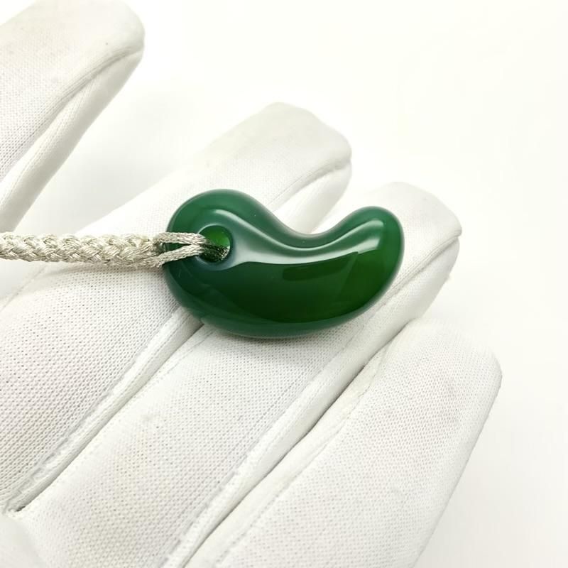 新入荷‼️御守り❣️天然A貨翡翠　希少の3色翡翠、開運龍神様の頭　鑑定書付き 緑めのう 昇龍勾玉 根付 】 2024年 辰年 お守り 御守り まがたま