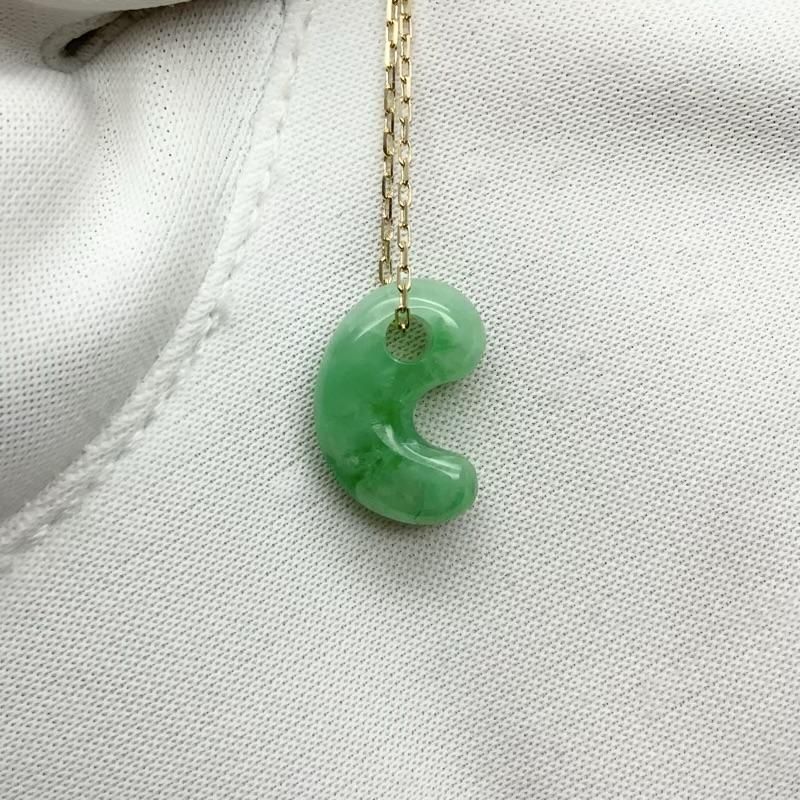 糸魚川翡翠 姫川産 勾玉 K18チェーンペンダント 】 国産 天然石 糸魚川翡翠 姫川産 勾玉 K18チェーンペンダント 】 国産 天然石