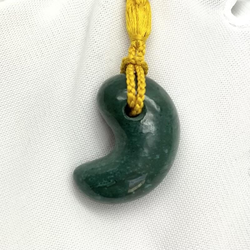 出雲国謹製勾玉使用 瀬織津姫（白龍） 内径約18cm（サイズ変更可） チイサキマガタマ】白めのう 出雲型勾玉 5ミリ