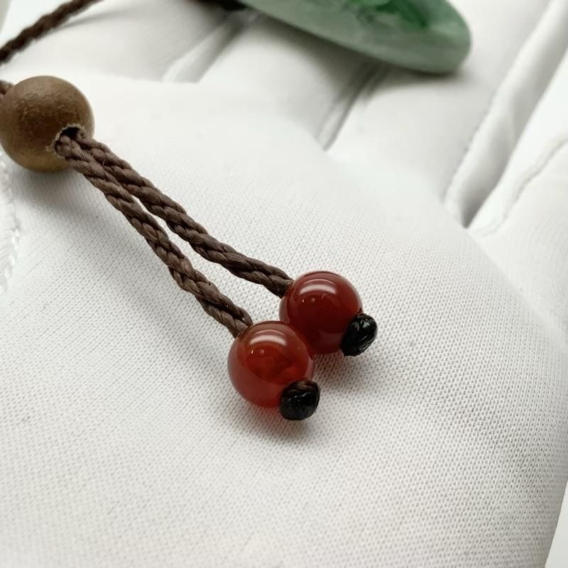 ✳紅色入り‼️ 繊細結晶の糸魚川翡翠勾玉　極上高品質の透過　本物を守護石に‼️ 糸魚川翡翠 大珠 マクラメ編みペンダント 】 国産 天然石 糸魚川翡翠