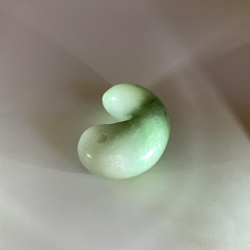 糸魚川翡翠 勾玉 巴型 】 国産 天然石 糸魚川産翡翠 ひすい 糸魚川翡翠 勾玉 巴型 】 国産 天然石 糸魚川産翡翠 ひすい