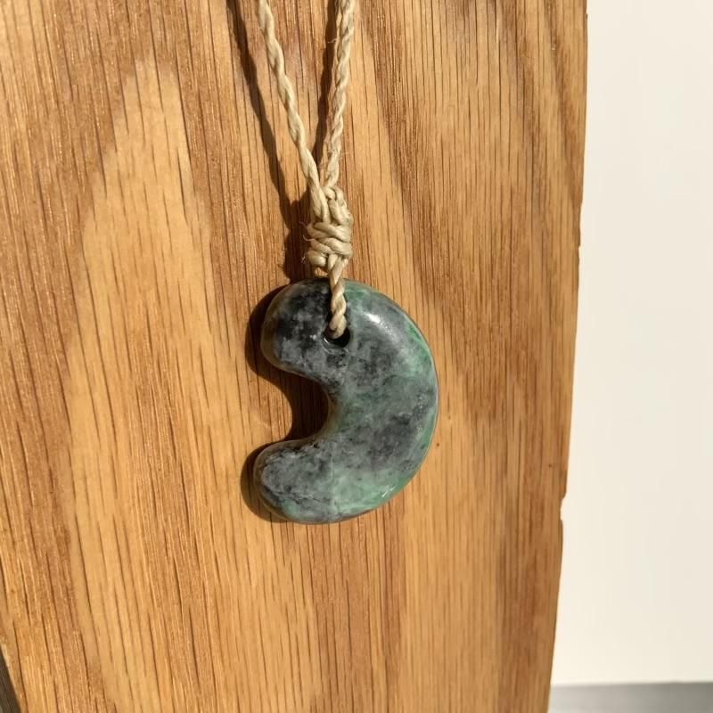 糸魚川翡翠 勾玉 大麻紐ペンダント 】 国産 天然石 糸魚川翡翠 ひすい