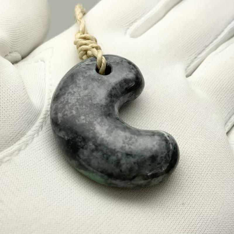 糸魚川翡翠 勾玉 大麻紐ペンダント 】 国産 天然石 糸魚川翡翠