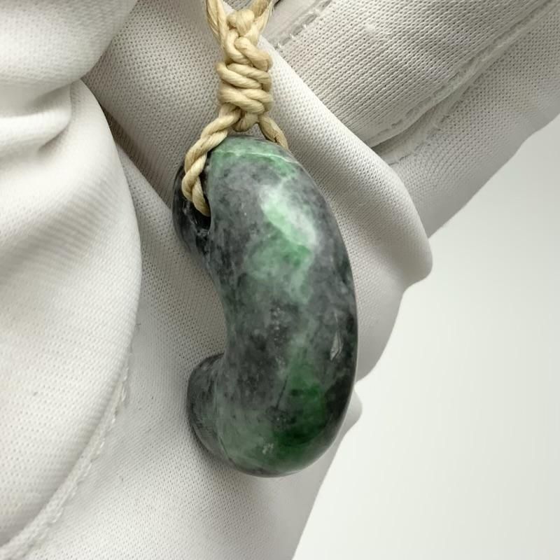 糸魚川翡翠 勾玉 大麻紐ペンダント 】 国産 天然石 糸魚川翡翠 ひすい