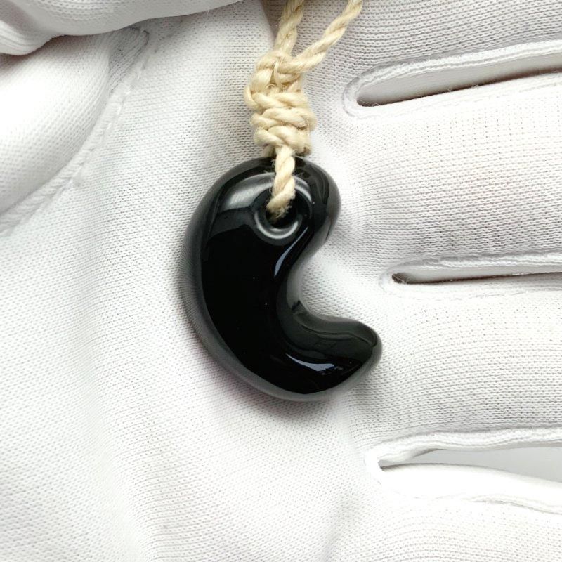 隠岐の島産黒曜石 勾玉 大麻紐ペンダント 】 国産 島根県 隠岐