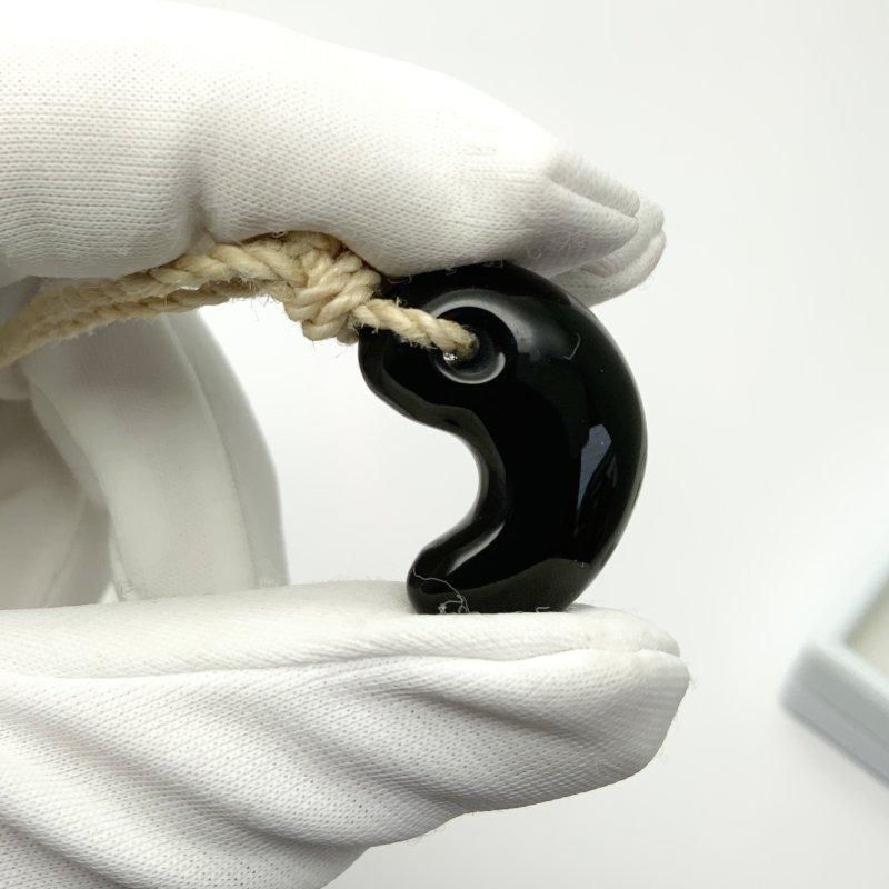 隠岐の島産黒曜石 勾玉 大麻紐ペンダント 】 国産 島根県 隠岐