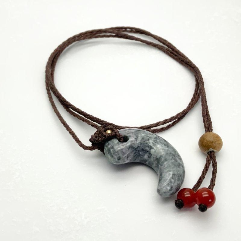 糸魚川翡翠 勾玉 マクラメ編みペンダント 】 国産 天然石 まが