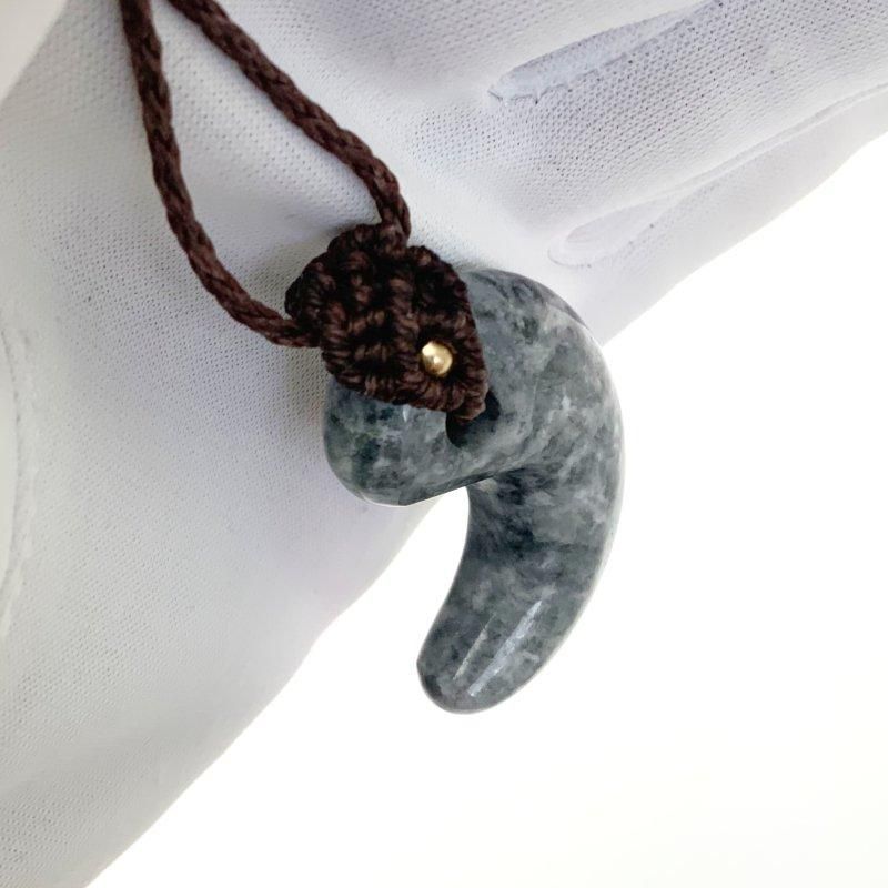 糸魚川翡翠 勾玉 マクラメ編みペンダント 】 国産 天然石 まがたま