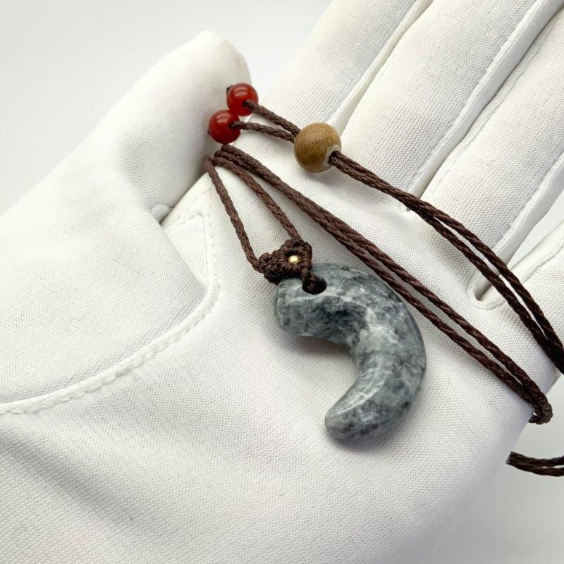 糸魚川翡翠 勾玉 マクラメ編みペンダント 】 国産 天然石 まがたま