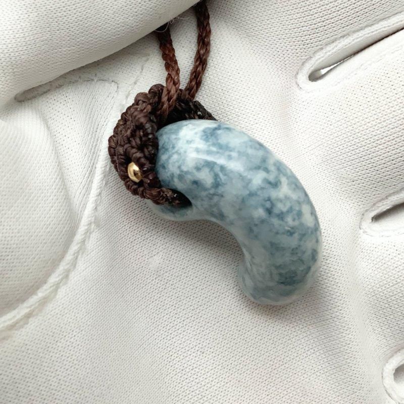 糸魚川翡翠 勾玉 マクラメ編みペンダント 】 国産 天然石 まがたま