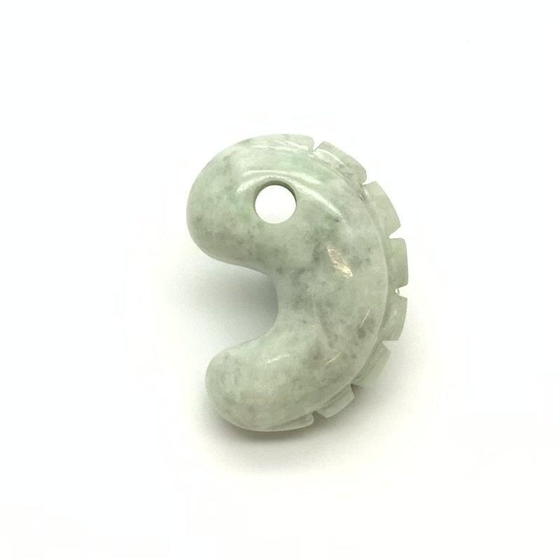 【 糸魚川翡翠 勾玉 獣型  】 国産 天然石 糸魚川産翡翠 ひすい ヒスイ Jade カワセミ 限定品 稀少 レア パワーストーン