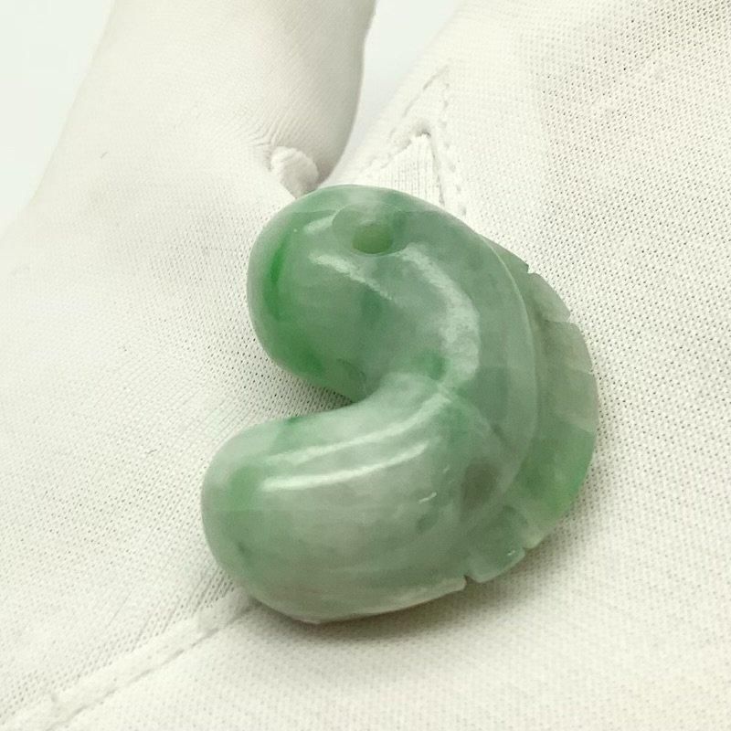 Amazon.co.jp: 糸魚川翡翠 勾玉 置物 小滝産 80mm (theory xyz