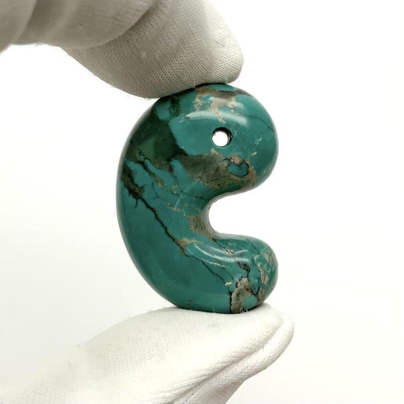 ５５％以上節約 ターコイズ turquoise ヒーリング まがたま トルコ石 】 勾玉 ネックレス・ペンダント