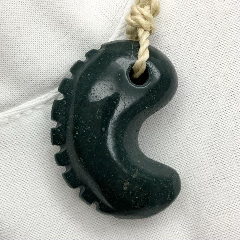 出雲石 勾玉 獣型 鬣型 碧玉 ブラッドストーン