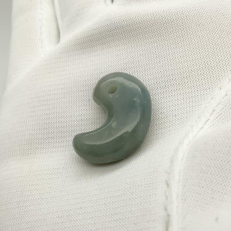 糸魚川翡翠(青翡翠)入りコン沢産 勾玉 巴型 】 青翡翠 国産