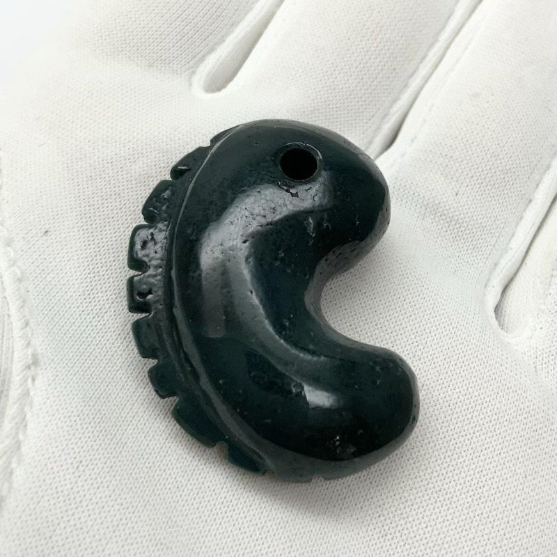 天然石 津軽錦石 の 獣型勾玉(まがたま)です。青碧玉 1点物！