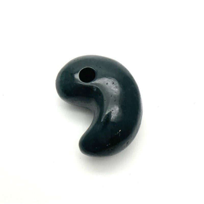 出雲石／碧玉 勾玉 小 AA 巴型 】 出雲石 国産 花仙山 青めのう 緑 空