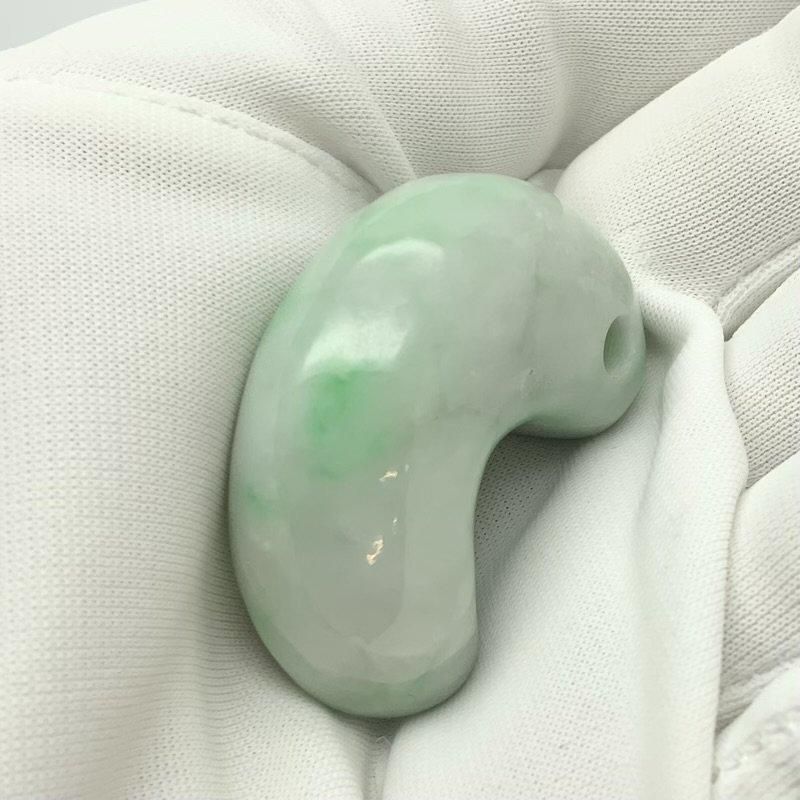 ⭕️希少な天然白無垢の最上品質　アイスジェード糸魚川翡翠勾玉　絶対入手おすすめ‼️ 極上プレミアム・アイスジェイド・神話の勾玉・透明感抜群・艶