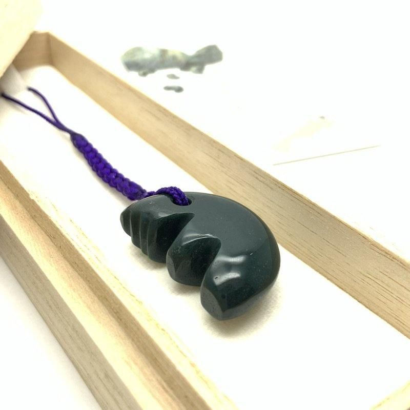 出雲石／碧玉 勾玉 大 AA 獣型 】 出雲石 国産 花仙山 青めのう