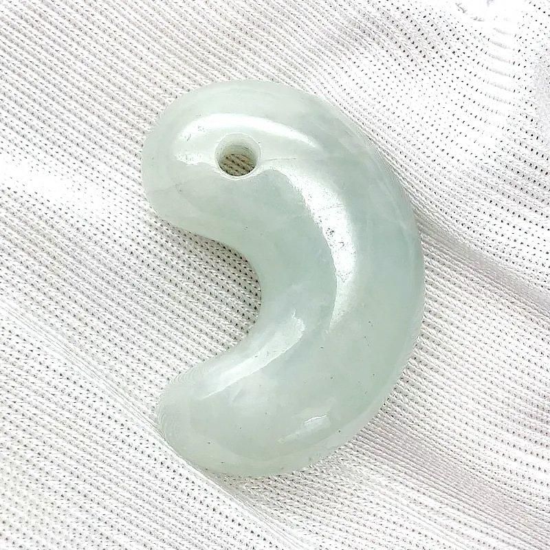 糸魚川翡翠(青翡翠)入りコン沢産 勾玉 巴型 】 | めのうの店川島 糸魚川翡翠(青翡翠)入りコン沢産 勾玉 巴型 】 | めのうの店川島