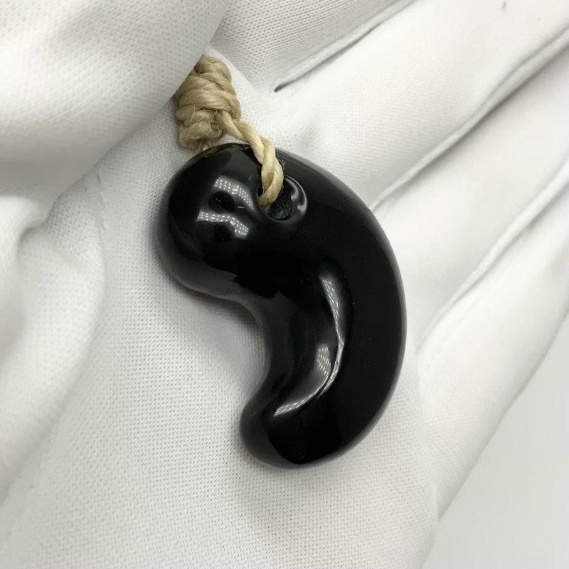 隠岐の島産黒曜石 勾玉 大麻紐ペンダント 】 国産 島根県 隠岐