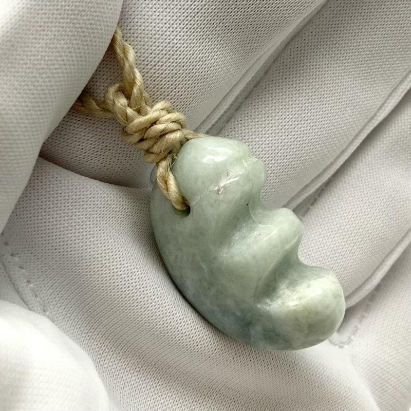 糸魚川翡翠 勾玉 大麻紐ペンダント 】 国産 天然石 糸魚川翡翠 ひすい