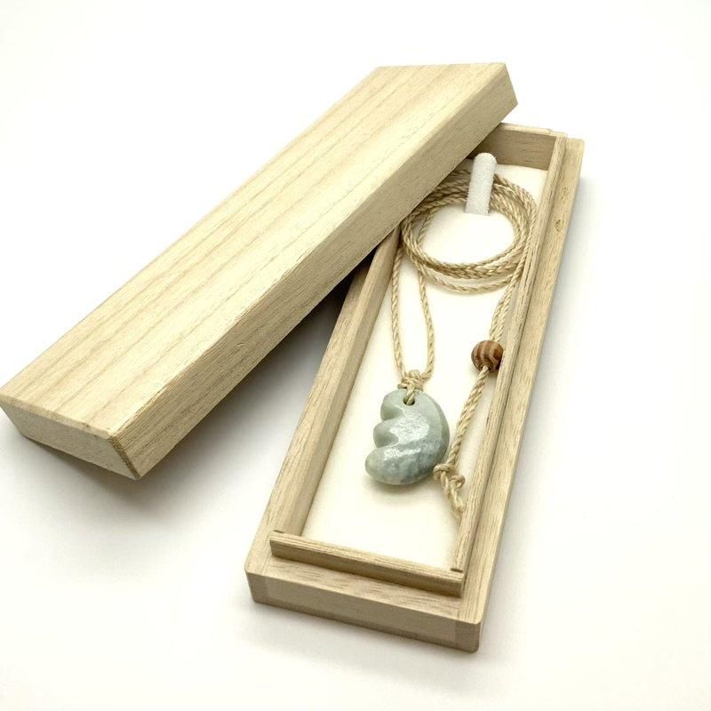 糸魚川翡翠 勾玉 大麻紐ペンダント 】 国産 天然石 糸魚川翡翠 ひすい