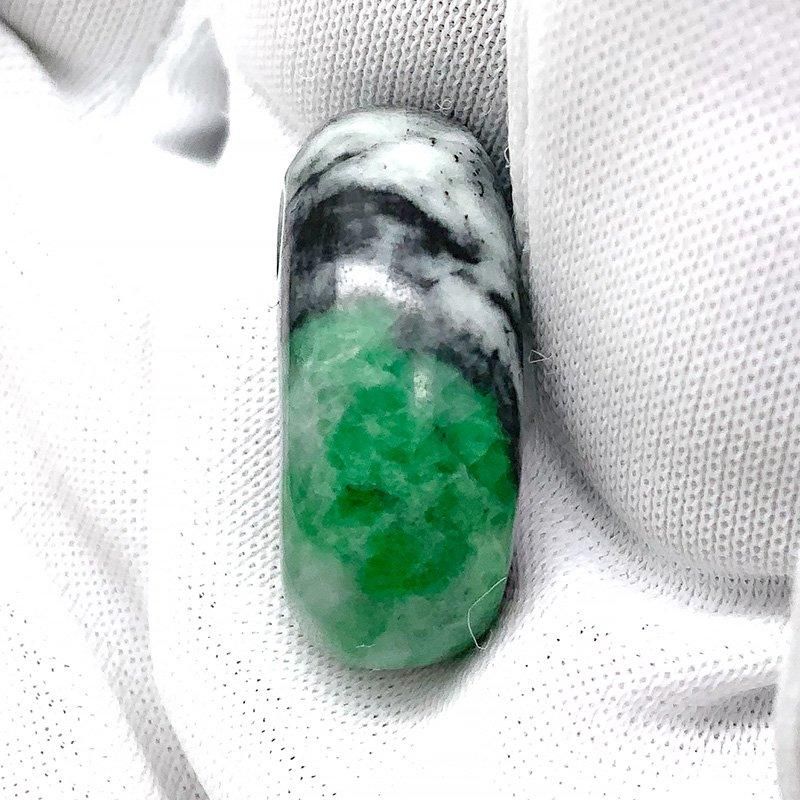 【10/17までのセール】糸魚川翡翠　勾玉 糸魚川翡翠勾玉 M07495日本ヒスイ鉱業 制作 26mm*17mm*10mm