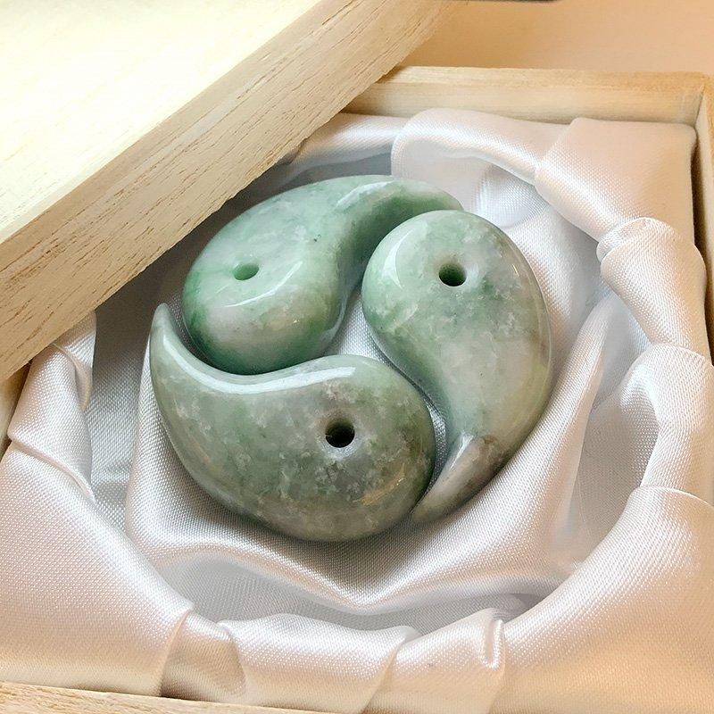 糸魚川翡翠 三つ巴勾玉 AAA】 | めのうの店川島【公式通販】創業 糸魚川翡翠 三つ巴勾玉 AAA】 | めのうの店川島【公式通販】創業