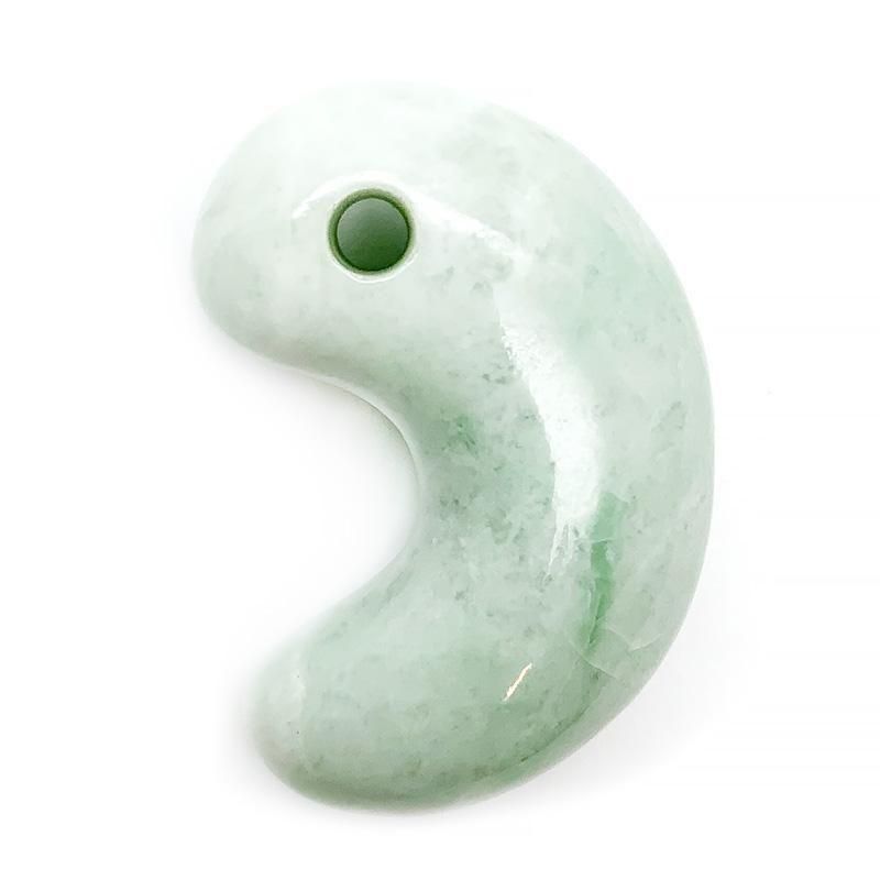 ✳何処にもありません‼️カルセドニー材料勾玉　限定品最後の1点// 糸魚川翡翠勾玉 ✳何処にもありません‼️カルセドニー材料勾玉 限定品最後の1点//