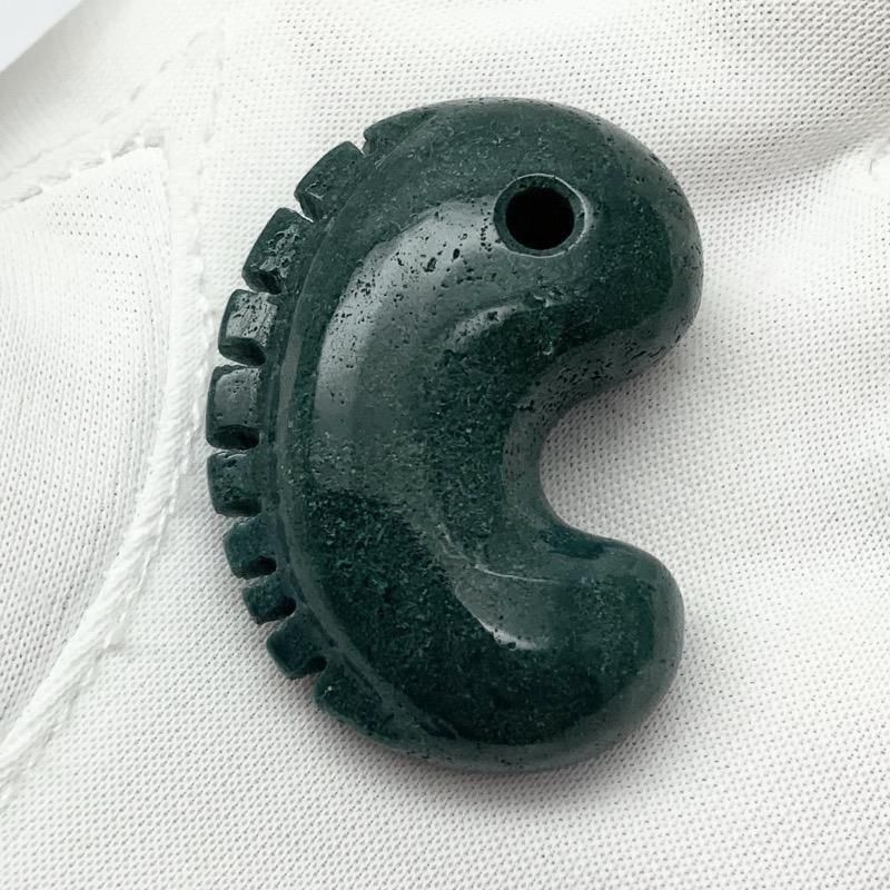 出雲石　勾玉　獣型　鬣型　碧玉　ブラッドストーン 出雲石／碧玉 勾玉 大 AA 獣型 】 | めのうの店川島【公式通販